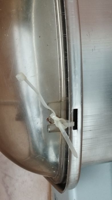 Брадвичка с дървена дръжка.Малка метална жага.Улична лампа.