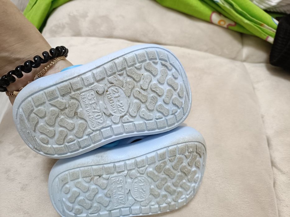 Продам детскую обувь