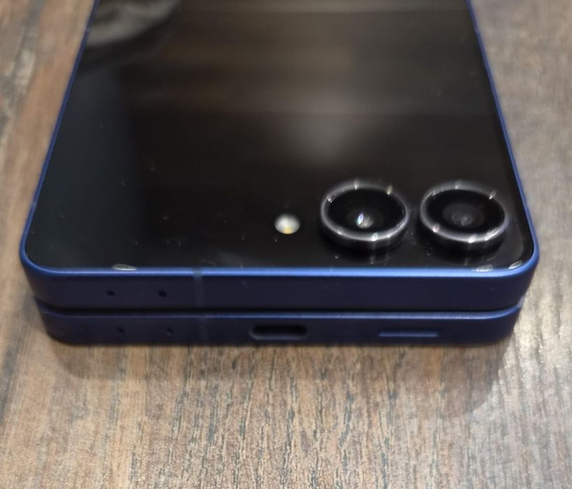 Samsung Galaxy Flip 7. Объем памяти 512 Гб.