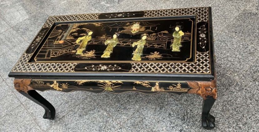 Măsuță veche din lemn cu ornamente din Jad