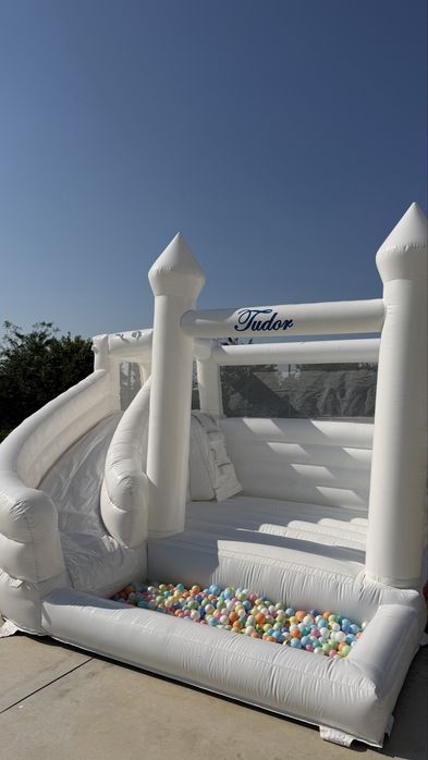 Bumper cars(masinute tampon); topogan gonflabil castel alb