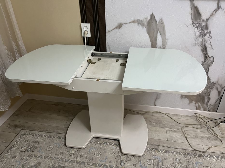 продается красивый кухонный стол