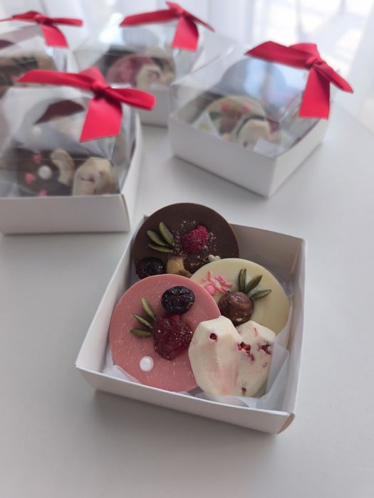 Cutii de ciocolată și mix de fructe uscate