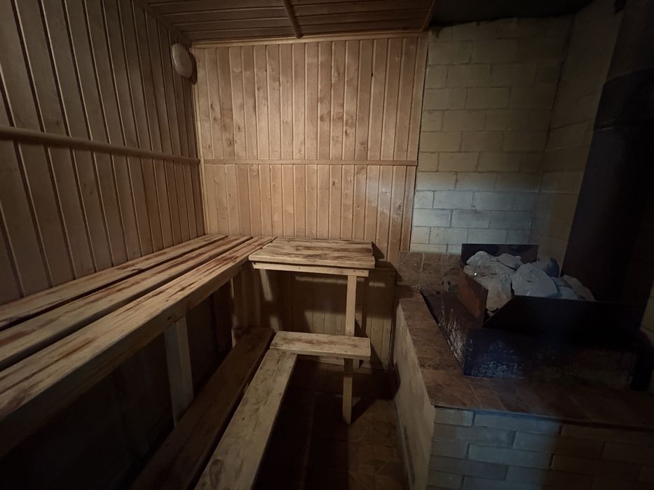 Домик с баней, беседкой.