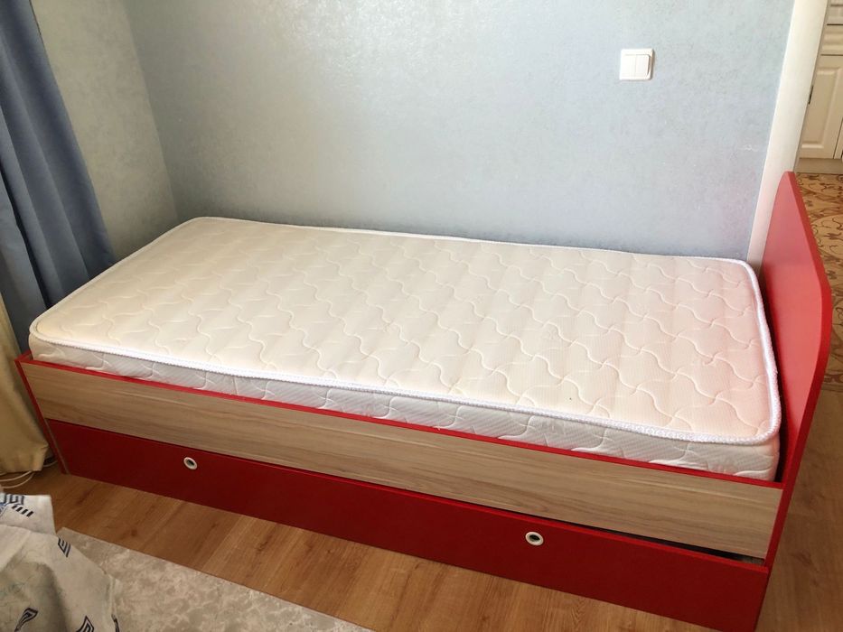 Кровать с матрасом