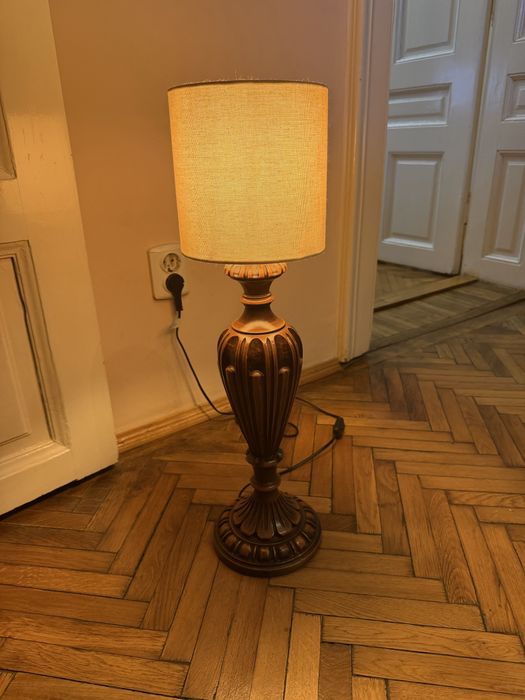 Lampa din lemn cu abajur
