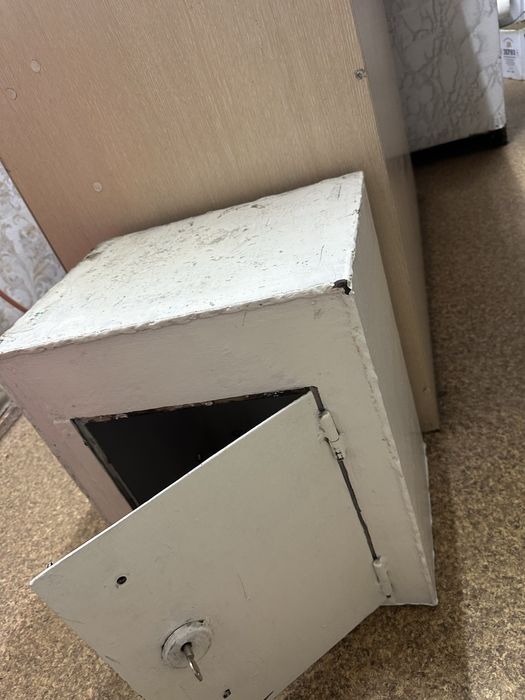 Продам сейф металлический