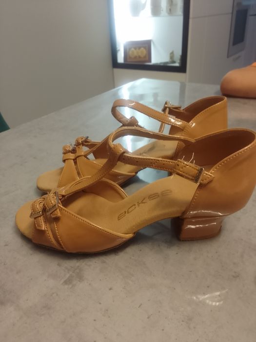 Продам туфли для танцев на девочку