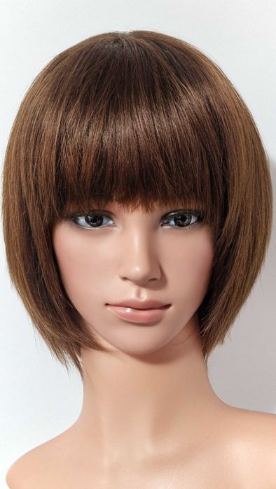 Естествена къса кафява перука с бретон