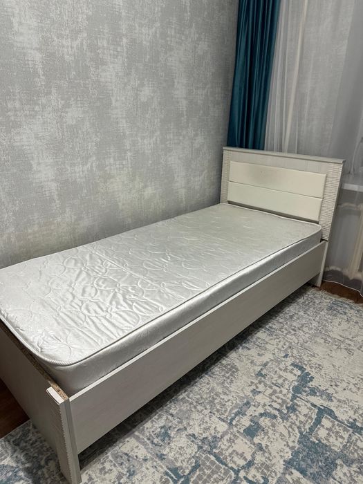 Продам кровать с матрасом и стол компьютерный.