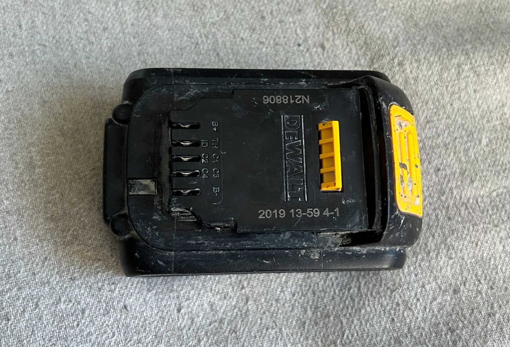 Baterie acumulator Dewalt 18V de 4 amperi - buna