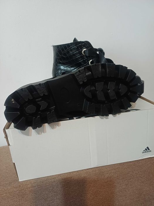 Vand ghete de piele dama noi