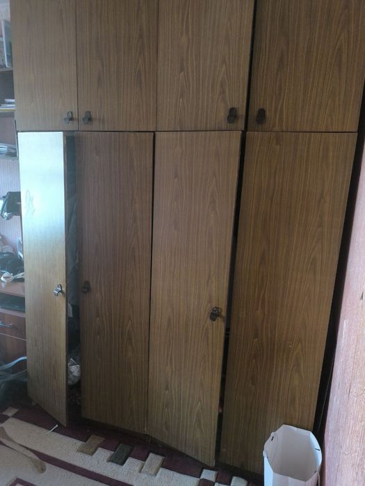 Шифоньер сотилади.