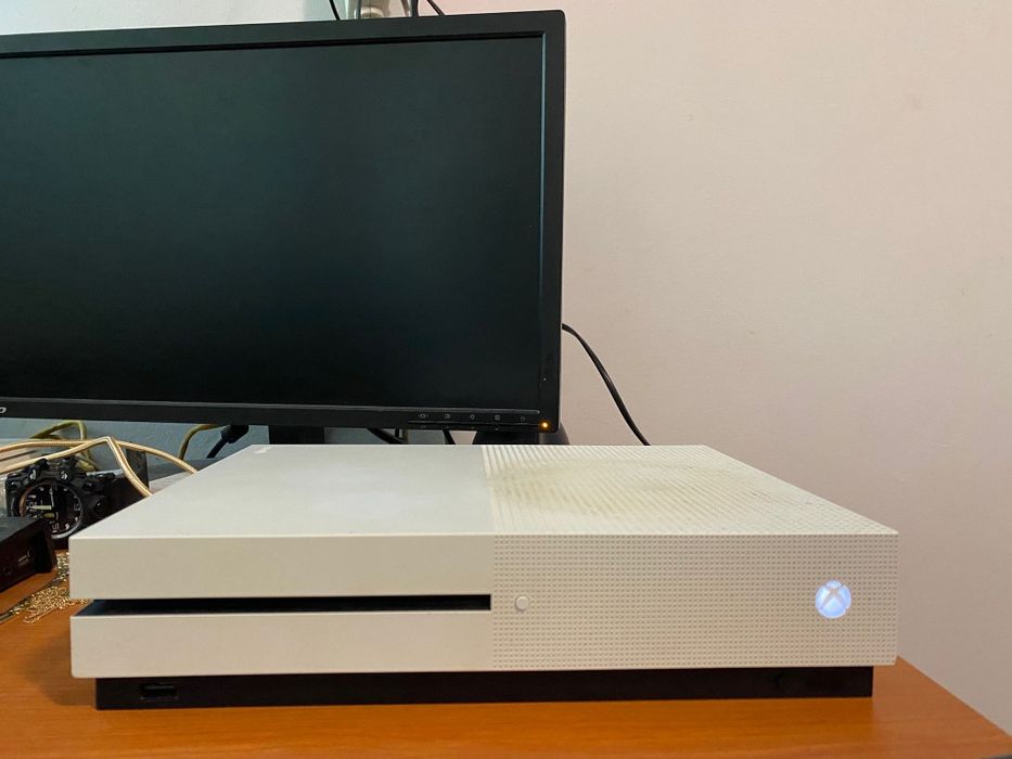 Xbox One S - consolă + controller + alimentare - FĂRĂ JOCURI!!