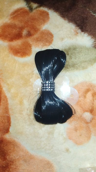 Заколка для волос в форме банта со стразами