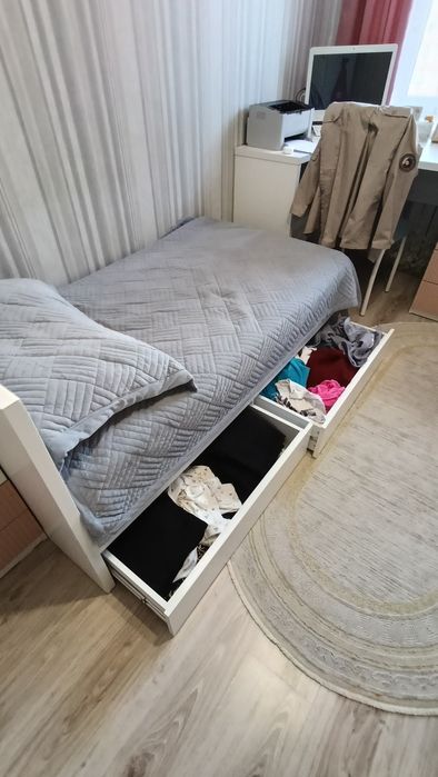 Продам детский стол и две кровати