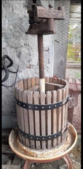 Vând presă de struguri.