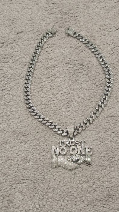 Colier  "trust no one"