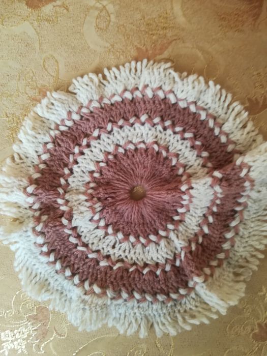 Изплетени от вълнена прежда столарчета