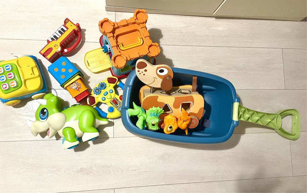 Carucior Smoby + catel lemn + cuburi + dino+ turn