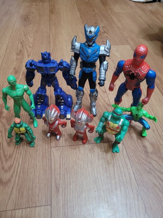 Игрушки солдатики, роботы для мальчика