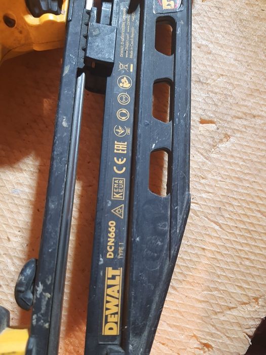 Devalt pisto cuie dcn660