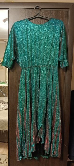 Продам костюмы и платье