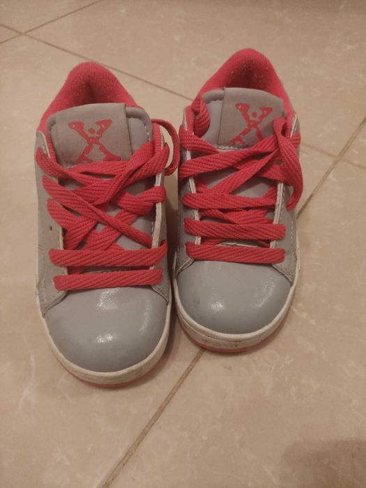 Детски маратонки с колелца размер 30.