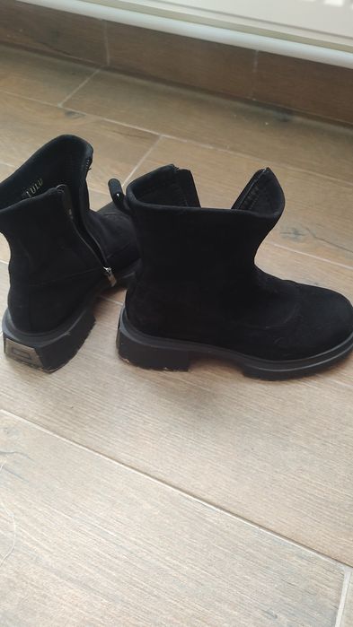 Se vând ghete dama 36