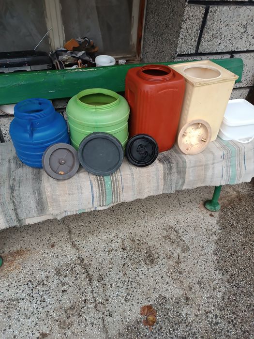 Пластмасови бидони за зимнина и кофи от сирене