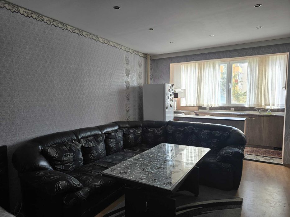 Продава се обзаведен двустаен (преустроен в тристаен) апартамент в кв. Стоян Заимов, гр. Сливен