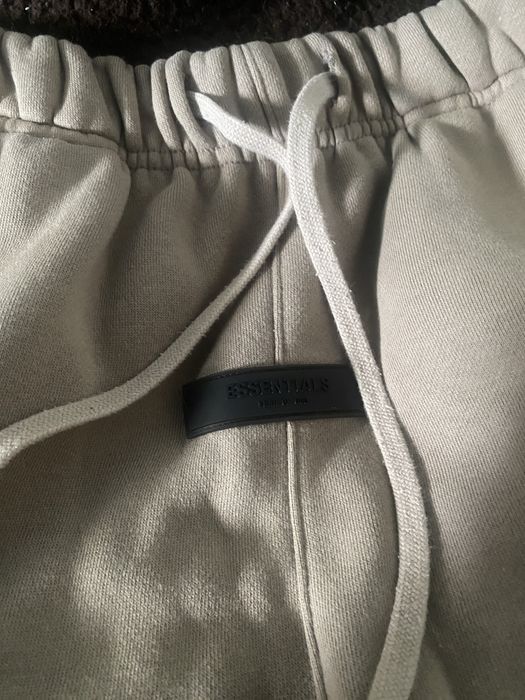pantaloni essentials