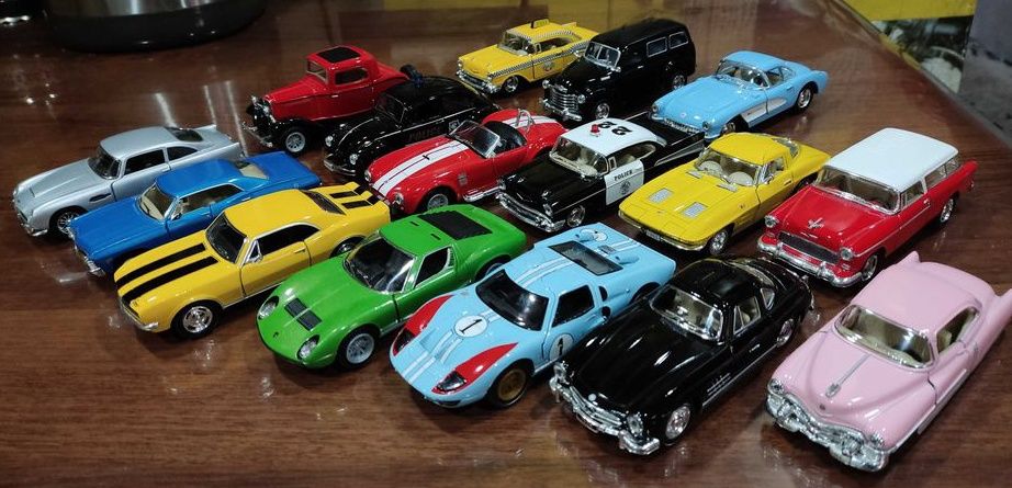 Model mashinalar temirdan. Kinsmart mashtabi xar-hil.