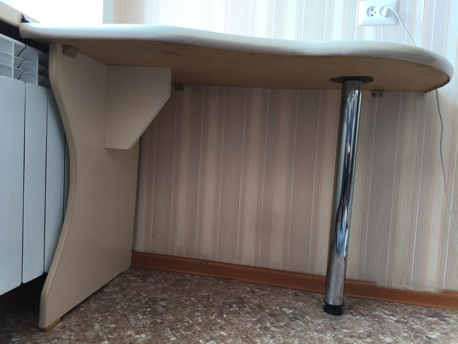 Продам кухонный стол .