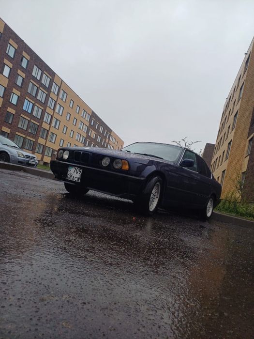 Продам спрчно  машину BMW 520 E34