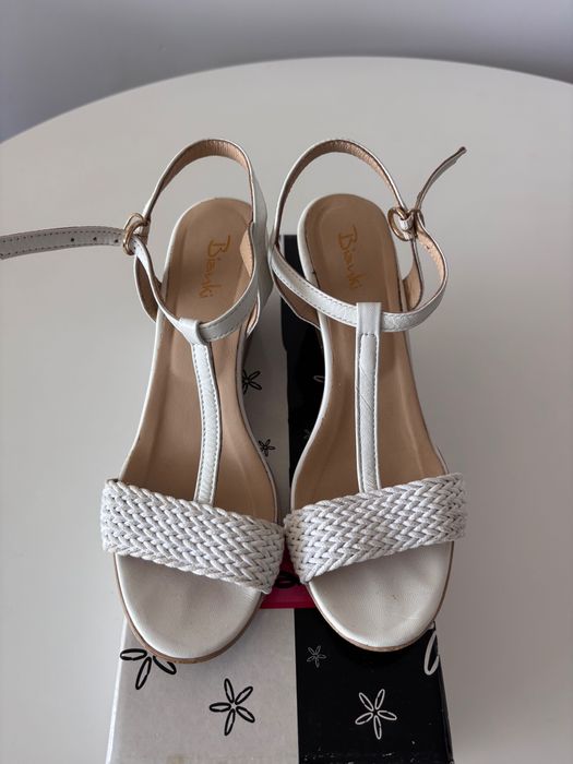 Сандали на платформа