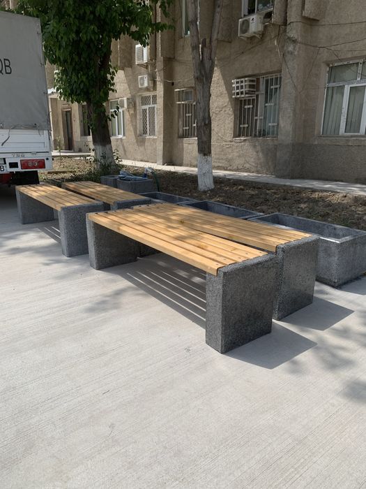 Скамейка мраморная без спинки и урна