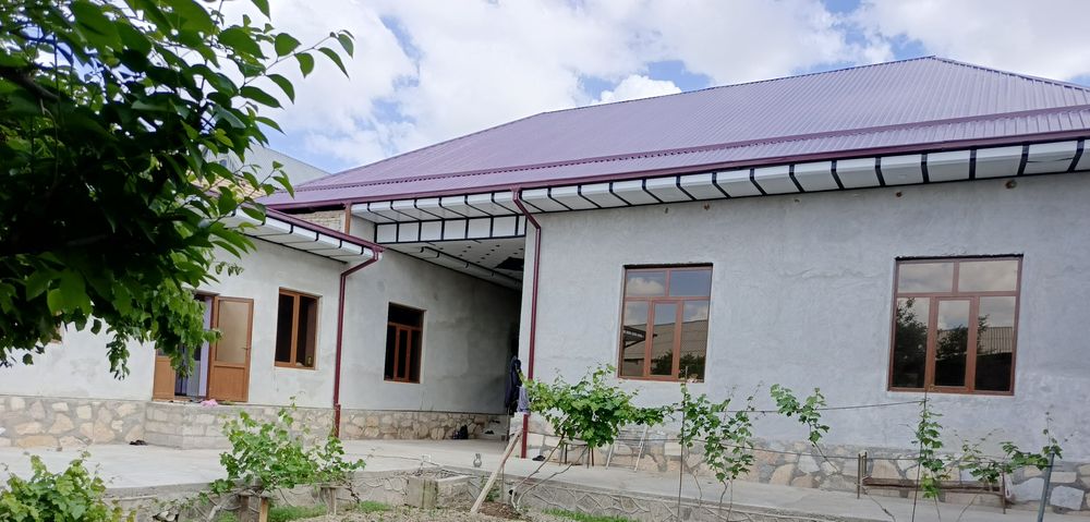 Навоий шахар Умид кургонида пишган гиштдан курилган ховли сотилади