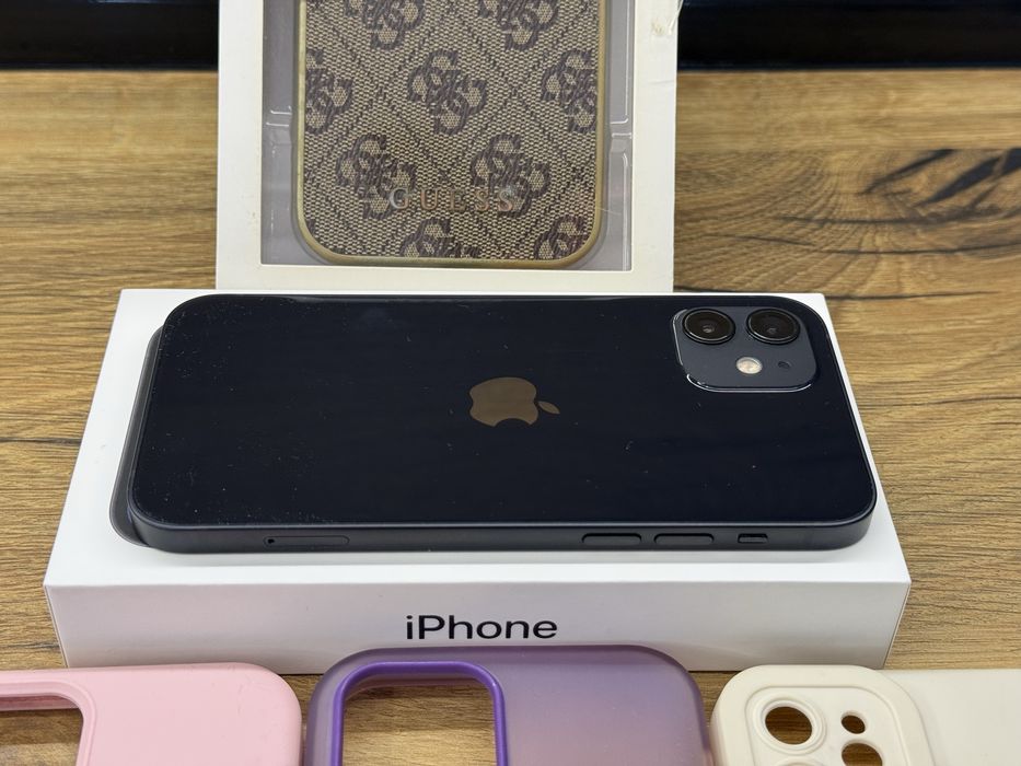 Iphone 12 + 7 кейса и кабел