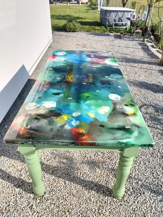 Masă din lemn masiv cu lac epoxidic