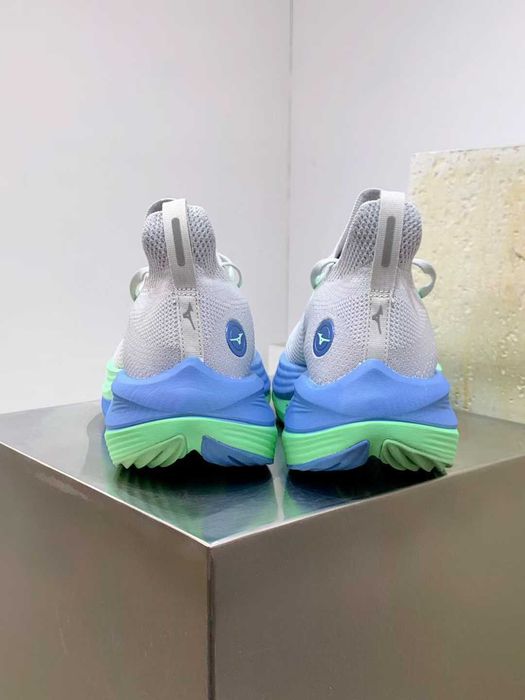 Продавам нови мъжки маратонки MIZUNO NEO VISTA нови с кутия