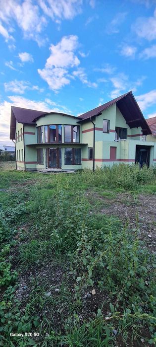 CASĂ D+P+E DE VÂNZARE în Reghin – teren 2.000 mp, zona rezidențială
