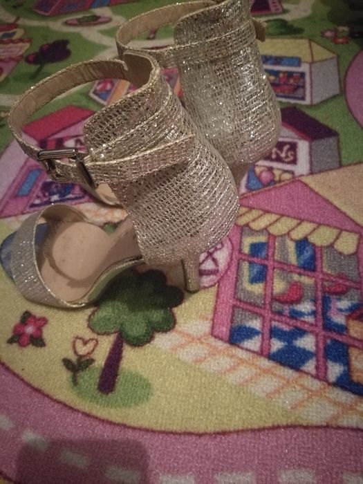 Sandale cu toc si paiete