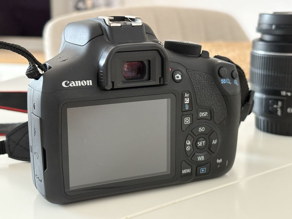 Camera Canon EOS 1300D + obiectiv EFS 18-55 mm