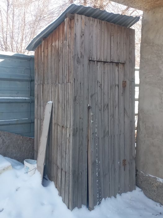 Уличный деревянный туалет
