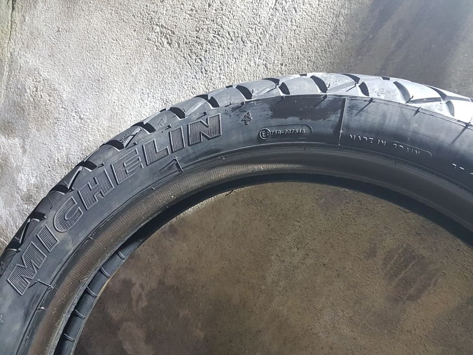 Vand o pereche de cauciucuri Michelin pt motocicleta