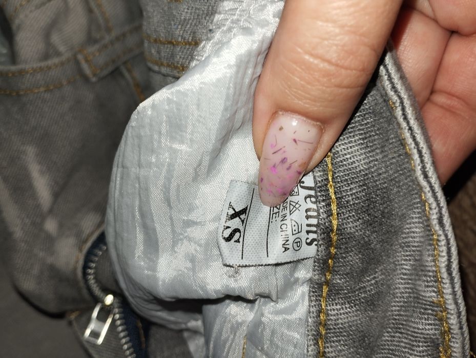 Продам джинсы новые на девочку подростка