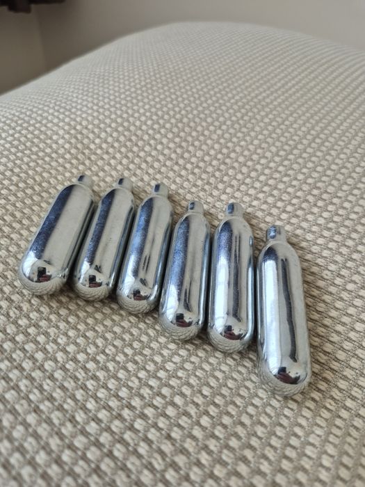 6 bucati capsule CO2 de 8gr (mai scurte decat cele de 12gr) pentru pistol airsoft compact