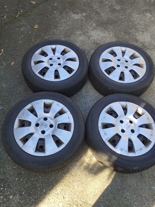 Продавам зимни гуми на джанти за тойота Ярис корола