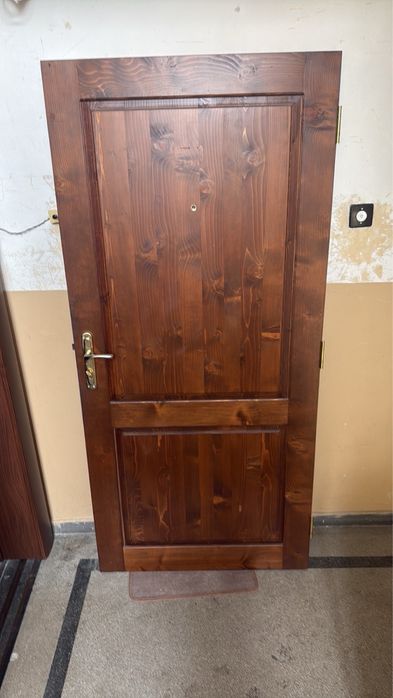 Входна врата от масивно дърво